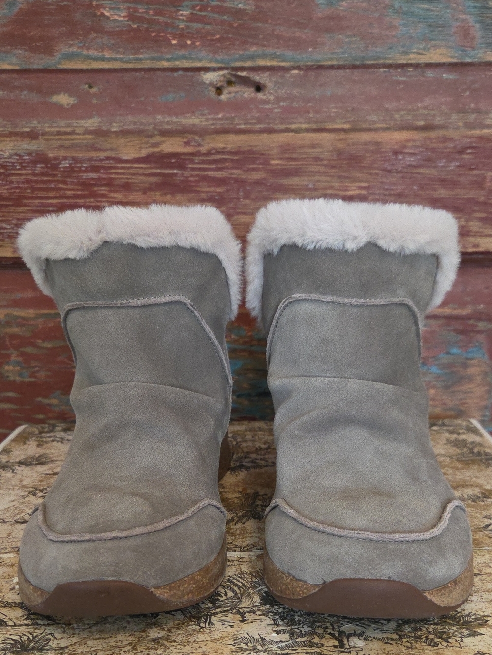 Täōs Future Mid Boot in Dark Taupe, Suade Ankle Booties with Faux Fur Lining